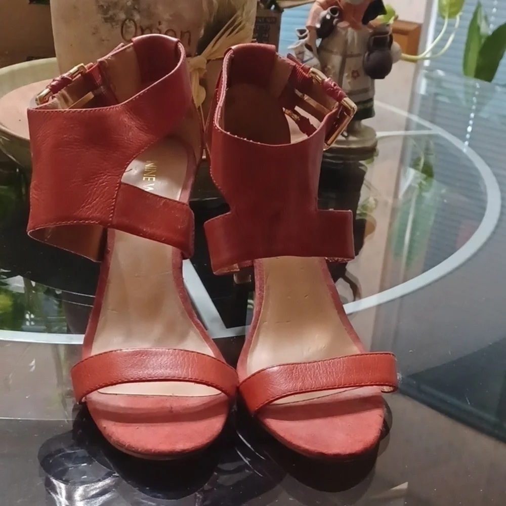 NINE WEST SIZE 8 PUMPS
